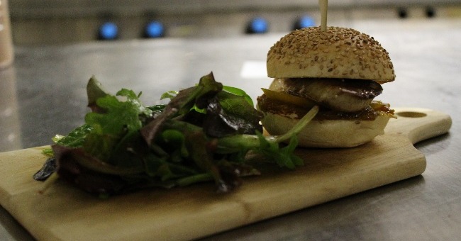 burger-maison-et-sa-planche-produit-authentique-de-qualite-pour-restaurant-estanquet-a-montauban